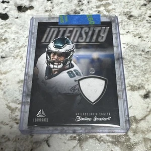 Tarjeta camiseta de intensidad Dallas Goedert 2022 Panini Luminance #INT-DGO - Eagles - Imagen 1 de 2
