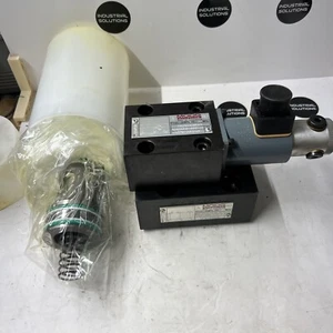 Moog XEB13310-000-21 W/XEB11498-001-21 Valve Husky HPN682543 & HPN36222 NEW! - Picture 1 of 4