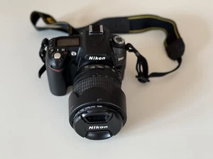 Nikon D90 + Nikon AF-S DX NIKKOR 18-105 mm 1:3,5-5,6G ED VR Objektiv (JAA805DA) - Bild 1 von 5