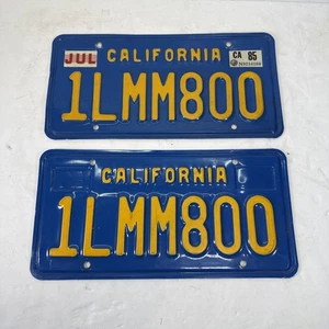 Par de matrículas vintage de California 1969-1986 - azul/oro - etiqueta 1985 - 1LMM800 - Imagen 1 de 7