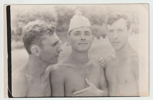 Foto Guapo Hombres Traje de Baño Sin Camisa en un Barco Playa Moda Gay De Colección - Imagen 1 de 2