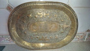 STUNNING ANTIQUE HAMMERED REPOUSSE BRASS OVAL TRAY / SUPERB DETAIL/DOGS & BIRDS - Picture 1 of 11