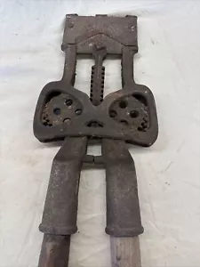 Working Antique Cattle Dehorner MX 1202 ~ Farm Tool ~ Cast Iron ~ Wood Handles - Picture 1 of 13