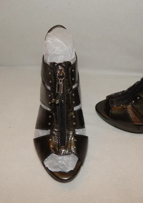 Sandalias de tacón Sofft para mujer talla 8,5 Reva 1052113 con tachuelas de cuero verde oliva con cremallera Foto 1 de 4