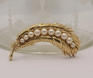Vintage Crown Trifari Goldtone Feather With Faux Pearls brooch Or Pin Stamped - Picture 1 of 4