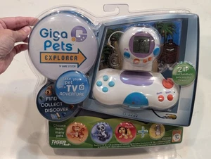 Hasbro Giga Pets Explorer Sistema di Gioco TV Plug Play By Tiger NUOVO SIGILLATO  - Foto 1 di 8