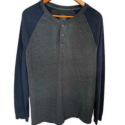 St. John's Bay Legacy Henley cinza escuro com mangas azul marinho masculino tamanho grande - Imagem 1 de 3