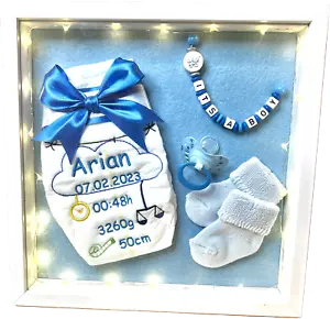 Bestickte Windel im Bilderrahmen, mit Name und Daten, blau, Geschenk zur Geburt - Bild 1 von 22