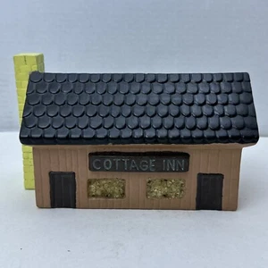 Keramik Keramik Dorf Gebäude braun Cottage Inn gelber Kamin 4,5" ohne Licht - Bild 1 von 10