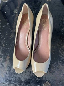 Scarpe décolleté Vince Camuto in pelle verniciata beige nude punta aperta usate in ottime condizioni taglia 8,5 - Foto 1 di 9