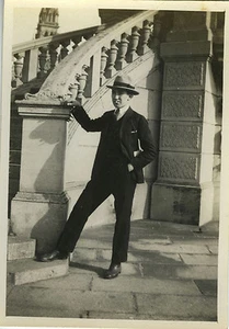 ALTES FOTO - VINTAGE SNAPSHOT - MANN ELEGANZ MODE DANDY KAPELLE J.D'ARC - Bild 1 von 1
