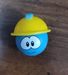 Club Penguin Puffle Figura De Colección Azul Con Sombrero Amarillo Juguete 1 Pulgada - Imagen 1 de 1