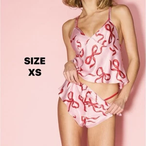 VS NEU SATIN KREIDE ROSE & ROTE SCHLEIFEN CAMI SHORT SET IN EXTRA KLEIN NEU MIT ETIKETT - Bild 1 von 10