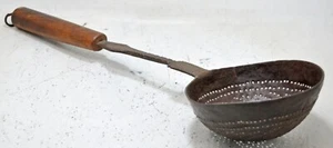 Cucchiaio da cucina in ferro antico cucchiaio da frittura originale vecchio fatto a mano inciso - Foto 1 di 8
