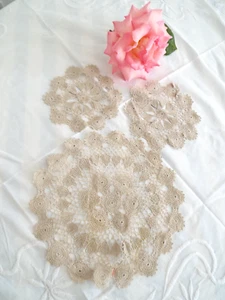 Set 3 antike französische sehr feine handgefertigte Ecru / Taupe Spitze Schminktisch Set - Bild 1 von 5