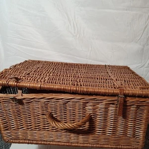 Picnic Basket Wicker Retro Vintage Cuttlery Plastic Place Settings - Picture 1 of 14