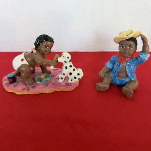 2 Afroamerikanisches Mädchen Baby füttern Hund & Cowboy von Young's Inc Figuren 3" T - Bild 1 von 12