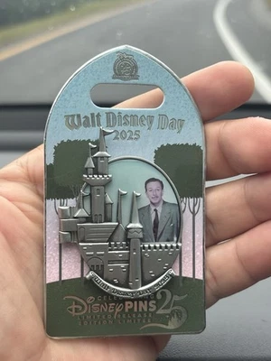 Prendedor 2025 Disney Parks Walt Disney Day 2025 PREVENTA Foto 1 de 2