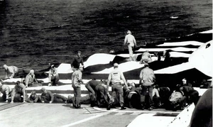 1965 Wire Photo Prep Flight Deck for Gemini 4 landing USS Wasp Aircraft Carrier - Bild 1 von 2