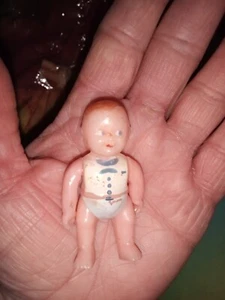 Casa delle bambole vintage in miniatura prodotto di rinnovo bambola bambino bianco top pantaloni blu - Foto 1 di 9