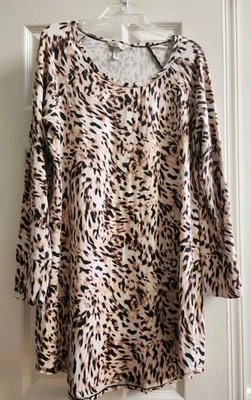 Camisa de dormir SOMA estampa leopardo chita manga longa tamanho M - Imagem 1 de 4