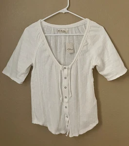We The Free People Top Medium Optic White Stretch Gauze Raw Seams Snap NWT $68 - Picture 1 of 8