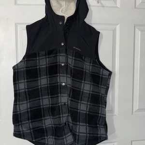 Columbia Benton Springs Vest Women’s 2X Overlay Plaid Sherpa Hood Snap Red Black - Picture 1 of 7