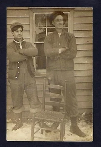 Postal RPPC de principios de 1900, dos hombres resistentes posando para una foto - Imagen 1 de 2