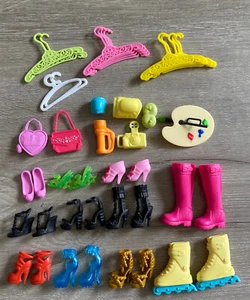 Barbie Zubehör Konvolut Kleiderbügel Geldbörsen Palette Schuhe Heels Stiefel Rollerblades - Bild 1 von 5