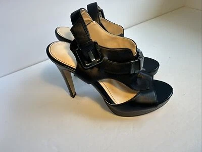 Sandalia de vestir de tacón negro Calvin Klein Laurie para mujer talla 6M acento metálico. Foto 1 de 4
