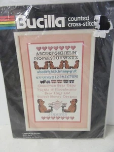 Bucilla Kreuzstich Set 49951 Zimtbären Teddybär 9x15 Sampler Herz Alph - Bild 1 von 2