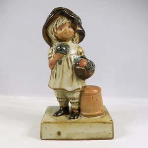 Estatuilla de cerámica vintage de 6" de niña de gres con una cesta de flores en una base Japón - Imagen 1 de 6