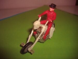 Hot Wheels Rrrumblers Bone Shaker mit Rider Tops in pink 
