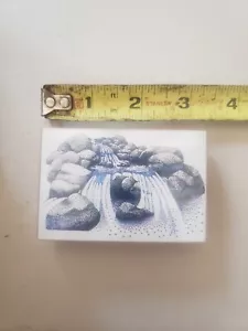 1992 A Stamp in the Hand River corriendo sobre rocas sello de goma - Imagen 1 de 3