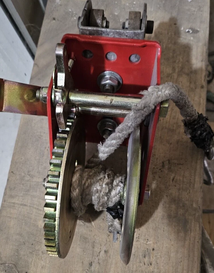 Cabrestante de freno manual Dayton 12U360 relación de transmisión 5:1 1400 libras capacidad de tracción Foto 1 de 4