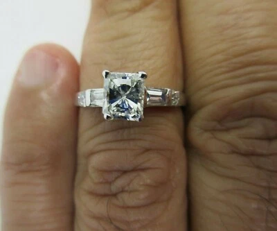 Centro de anillo de compromiso de platino de 1,50 quilates = 1,10 G-SI1 valor mejorado = $13.500 Foto 1 de 4