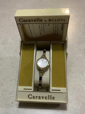 NUEVO STOCK ANTIGUO Reloj de cuarzo vintage Caravelle by Bulova para mujer tono dorado años 70 Foto 1 de 4
