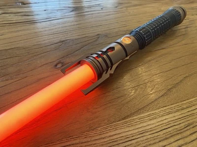 Sable de luz personalizado Sabertrio Daemos instalado botón de encendido de color rojo CFX Foto 1 de 4