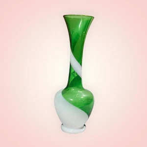 Jarrón de vidrio artístico vintage de 8" MCM verde esmeralda blanco remolino - Imagen 1 de 6