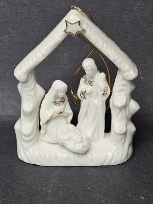 Belén de Navidad blanco y dorado adorno de porcelana 3" x 4" Foto 1 de 4