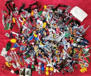 LEGO Bionicle Lot 5+ lbs Masks Kanoka Discs Toa Bohrok Rahkshi Parts Early 2000s - Picture 1 of 19