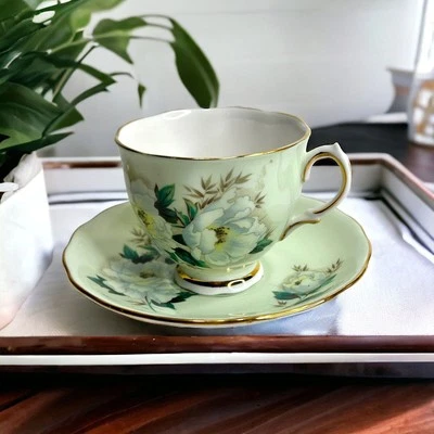 Xícara de chá e pires Colclough verde com rosas brancas chá café vintage - Imagem 1 de 4