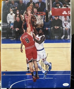 Foto foco firmada por Nikola Vucevic Chicago Bulls 11" x 14" JSA - Imagen 1 de 2