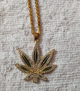 Ciondolo foglia di marijuana tono oro 1,5" con strass moda collana catena 22" - Foto 1 di 8