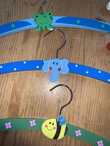 Kinder-Kleiderbügel-Set aus Holz Kinderbügel Garderobenbügel Baby Tiere Kuh Dino - Bild 1 von 2