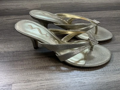 Sandália tanga dourada metálica Nina strass Nenita tiras moda Sparklecore 8M - Imagem 1 de 4