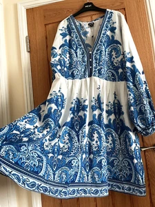 New Boohoo White & Blue Paisley Print Smock Style Knee Length Dress, Size 22 - Picture 1 of 11