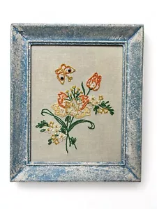 Ricamo Crewel artistico incorniciato: fiori selvatici, tulipano e farfalla su lino MCM anni 70 - Foto 1 di 3