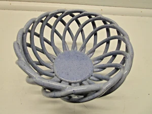 Cesta de cerámica tejida enrejada azul pequeño cuenco redondo tejido abierto 4 1/2" de diámetro - Imagen 1 de 3