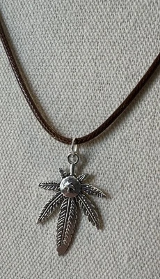 Colgante de cáñamo cannabis marihuana tono plateado en collar de cordón de cuero marrón Foto 1 de 4